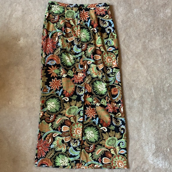 Intriguing Threds floral print maxi skirt. - Picture 3 of 6